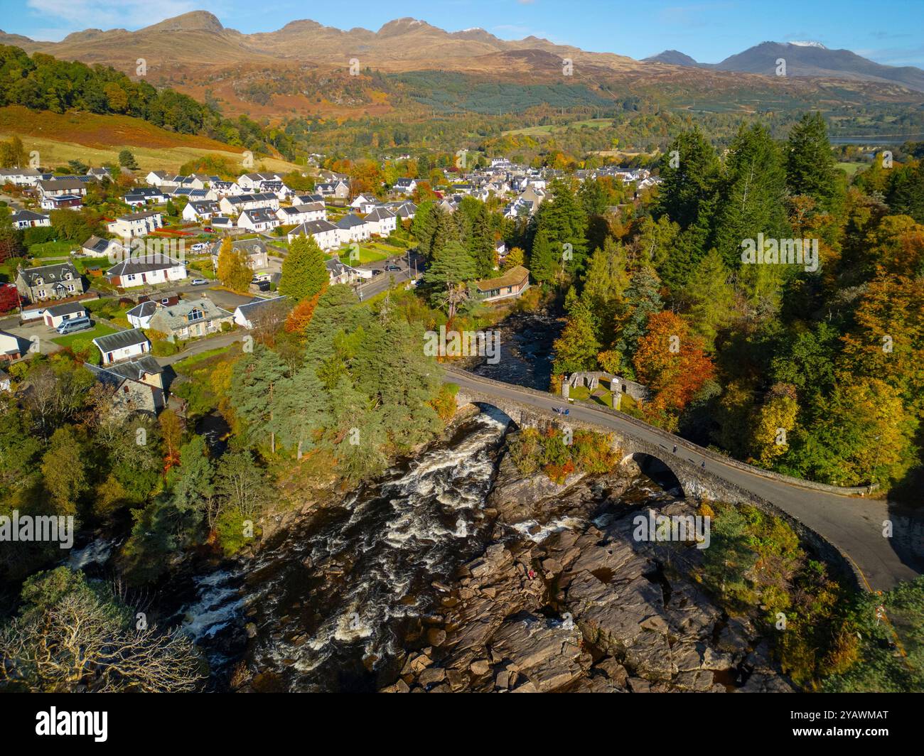 Vista aerea dal drone del fiume Dochart alle cascate di Dochart nel villaggio di Killin, Perthshire, nelle Highlands scozzesi, Scozia, Regno Unito Foto Stock