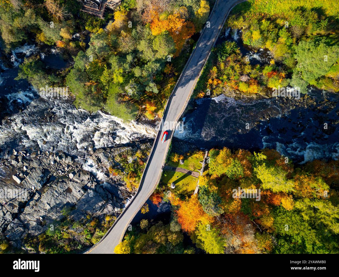 Vista aerea dal drone del fiume Dochart alle cascate di Dochart nel villaggio di Killin, Perthshire, nelle Highlands scozzesi, Scozia, Regno Unito Foto Stock