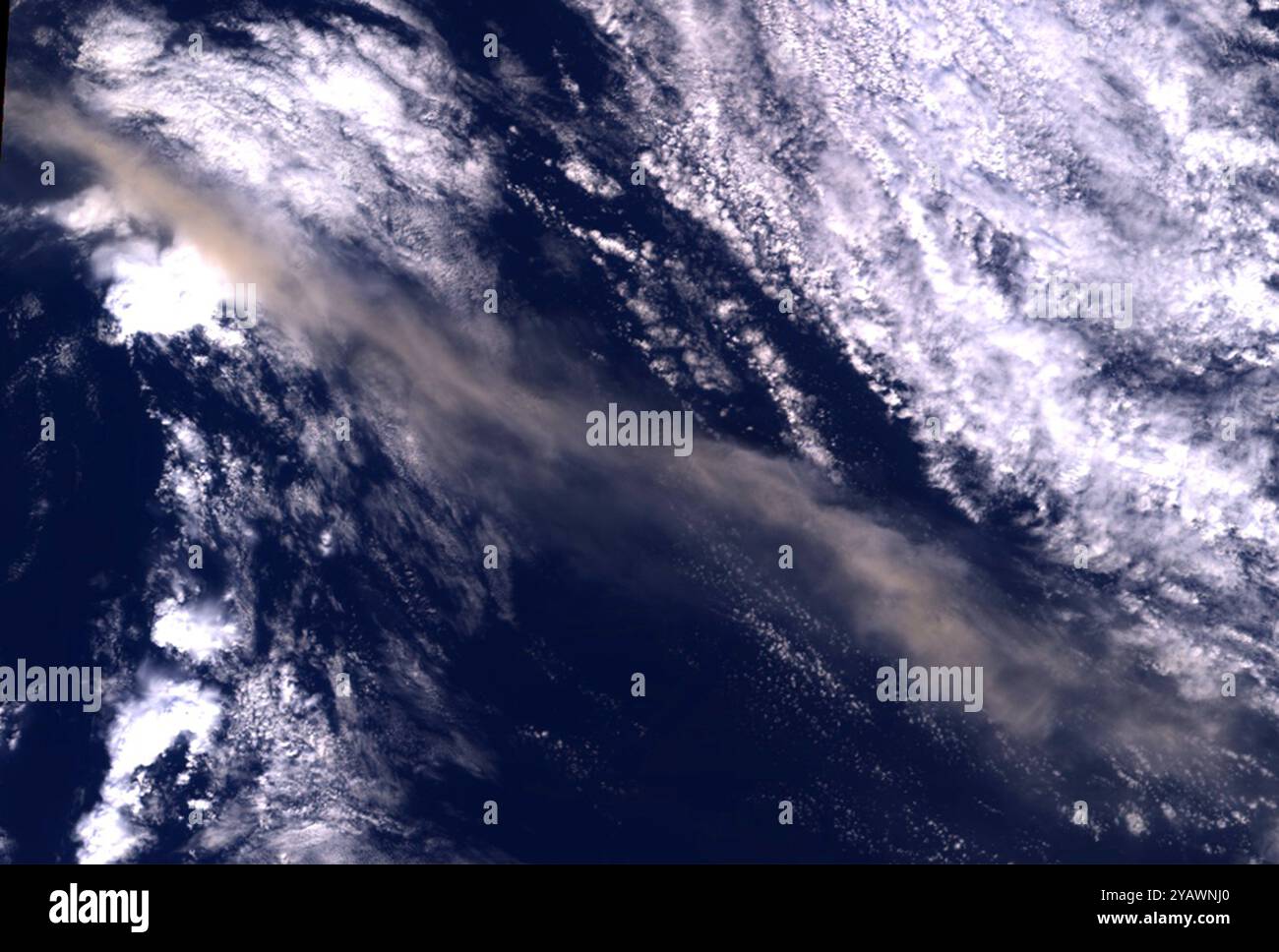 Cenere proveniente dal vulcano Eyjafjallajökull islandese, visto qui in immagini dallo strumento Multi-angle Imaging Spectroradiometer (MISR) sulla navicella spaziale Terra della NASA il 16 maggio 2010. L'immagine è una vista nadir (verticale) a colori naturali della scena, con il vulcano stesso situato all'esterno dell'angolo superiore sinistro dell'immagine. Il pennacchio di cenere è visibile come un flusso brunastro di particelle situate sopra le nuvole di livello inferiore. Le immagini stereoscopiche acquisite dalle altre telecamere MISR vengono utilizzate per ricavare l'altezza del pennacchio. Foto Stock