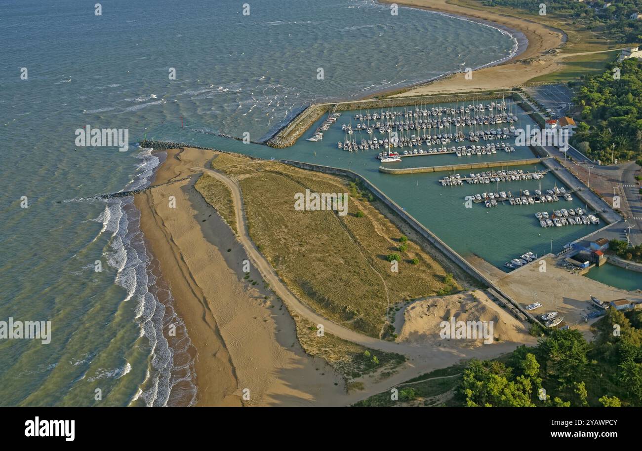 Francia, Charente-Maritime Saint-Georges-d'Oléron, ile d'Oléron, vista aerea del porto di Douhet Foto Stock