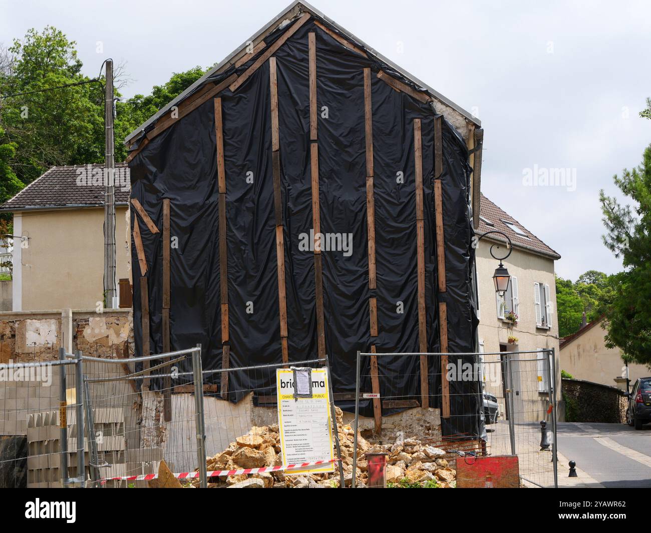 Francia. Saint-Prix. Costruzione di un padiglione nel vecchio villaggio. BATIMENT. EDIFICIO. Immobili. IMMOBILI. TOIT. TETTO. BRIQUE. MATTONE. MAISON. CASA. PAGAMENTO. ORIZZONTALE. . REGISTRAZIONE. ALLOGGIAMENTO. MODERNE. MODERNO. NEUF. NUOVO. FENETRE. FINESTRA. TRAVAUX. FUNZIONA. COSTRUZIONE. RISTRUTTURAZIONE. CHANTIER. BTP. TERRENO. MUR. MURO. PARPAING. BLOCCO. MAISON INDIVIDUELLE. TUILE. AFFIANCA. ARCHITETTURA. Foto Stock