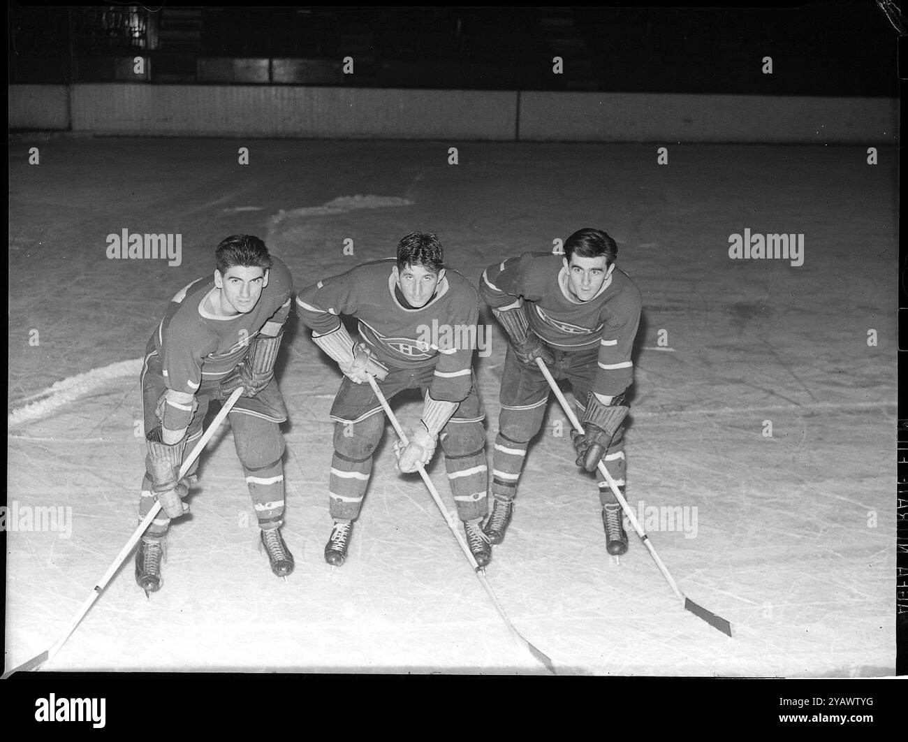 Giocatori di hockey dei Montreal Canadiens Maurice Richard, Elmer Lach e Tony Demers sul ghiaccio del Forum. Nota come linea di ossa rotte. 1942. Archivio fotografia in bianco e nero , credito fotografico: Conrad Poirier Foto Stock