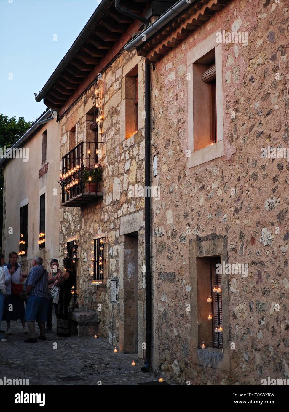 "Due gatti curiosi, perfettamente accoglienti e incorniciati dalla luce soffusa del pomeriggio, che condividono un momento di pace insieme." Foto Stock