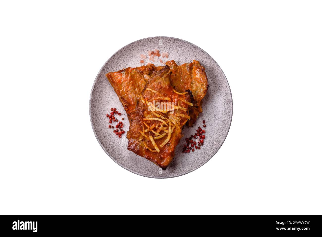 Costolette di maiale o di manzo con sale, spezie ed erbe cotte alla griglia su sfondo bianco Foto Stock