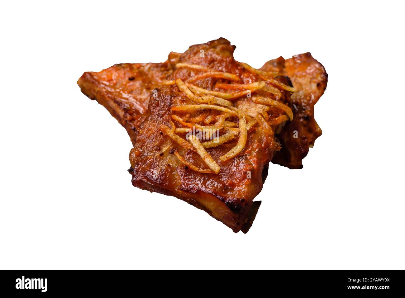 Costolette di maiale o di manzo con sale, spezie ed erbe cotte alla griglia su sfondo bianco Foto Stock