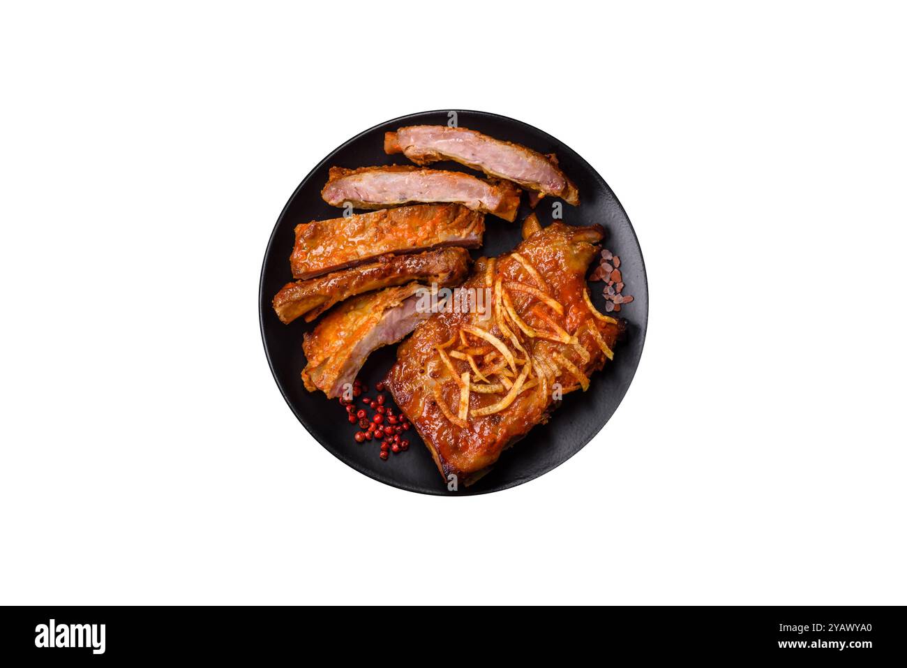 Costolette di maiale o di manzo con sale, spezie ed erbe cotte alla griglia su sfondo bianco Foto Stock