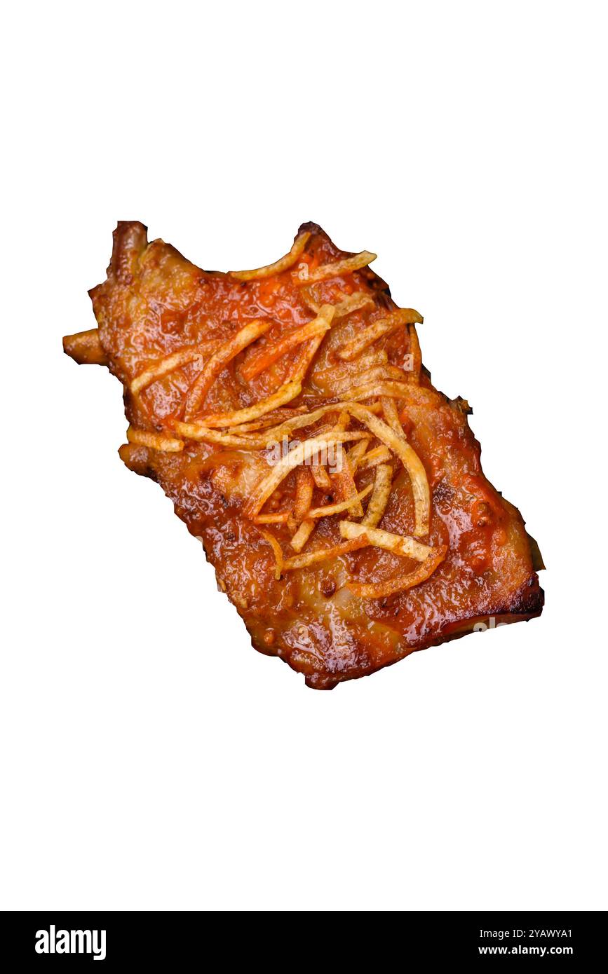 Costolette di maiale o di manzo con sale, spezie ed erbe cotte alla griglia su sfondo bianco Foto Stock