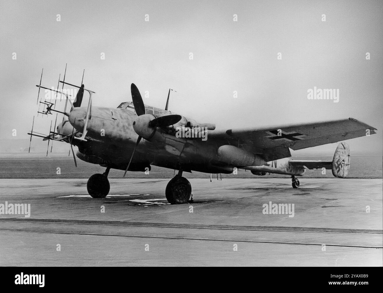 Un Messerschmitt Bf 110, noto anche come me 110, era un caccia-bombardiere bimotore e caccia notturno sviluppato in Germania negli anni '1930 e utilizzato dalla Luftwaffe durante la seconda guerra mondiale. Hermann Göring era un sostenitore del Bf 110, credendo che il suo armamento pesante, la sua velocità e la sua autonomia avrebbero reso il Bf 110 il primo combattente offensivo della Luftwaffe. Foto Stock
