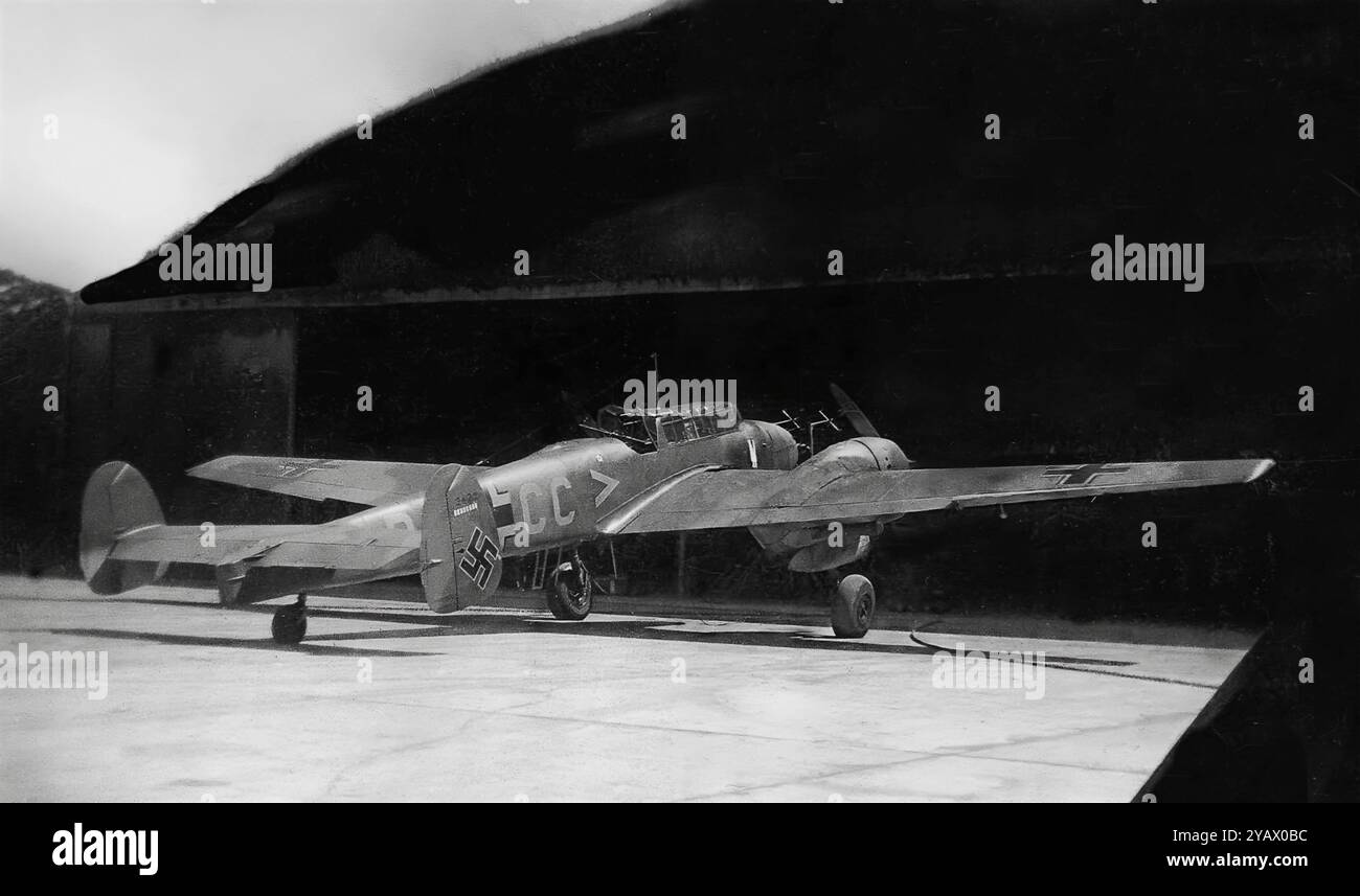 Il Messerschmitt Bf 110, noto anche come me 110, era un caccia pesante bimotore, caccia-bombardiere e caccia notturno sviluppato in Germania durante gli anni '1930 e utilizzato dalla Luftwaffe durante la seconda guerra mondiale. Hermann Göring era un sostenitore del Bf 110, credendo che il suo armamento pesante, la velocità e la gittata avrebbero reso il Bf 110 il primo combattente offensivo della Luftwaffe Foto Stock