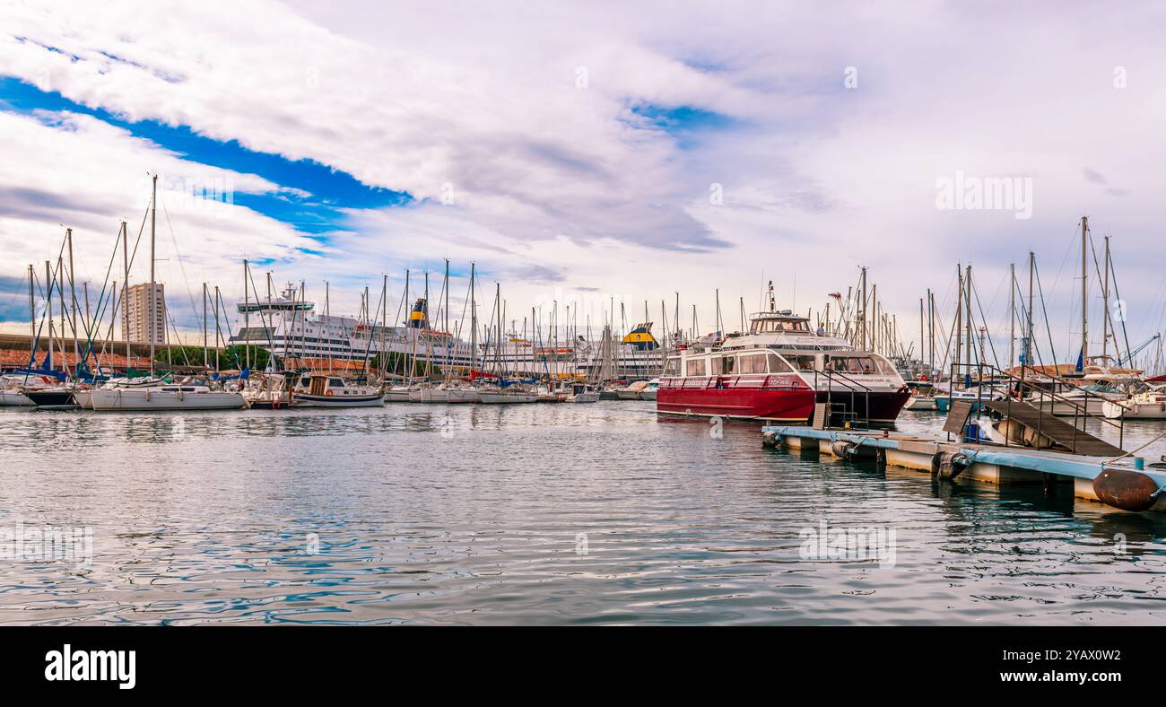 Il porto, le barche e i traghetti, a Tolone, nel Var, Provence Alpes Côte d'Azur, Francia Foto Stock