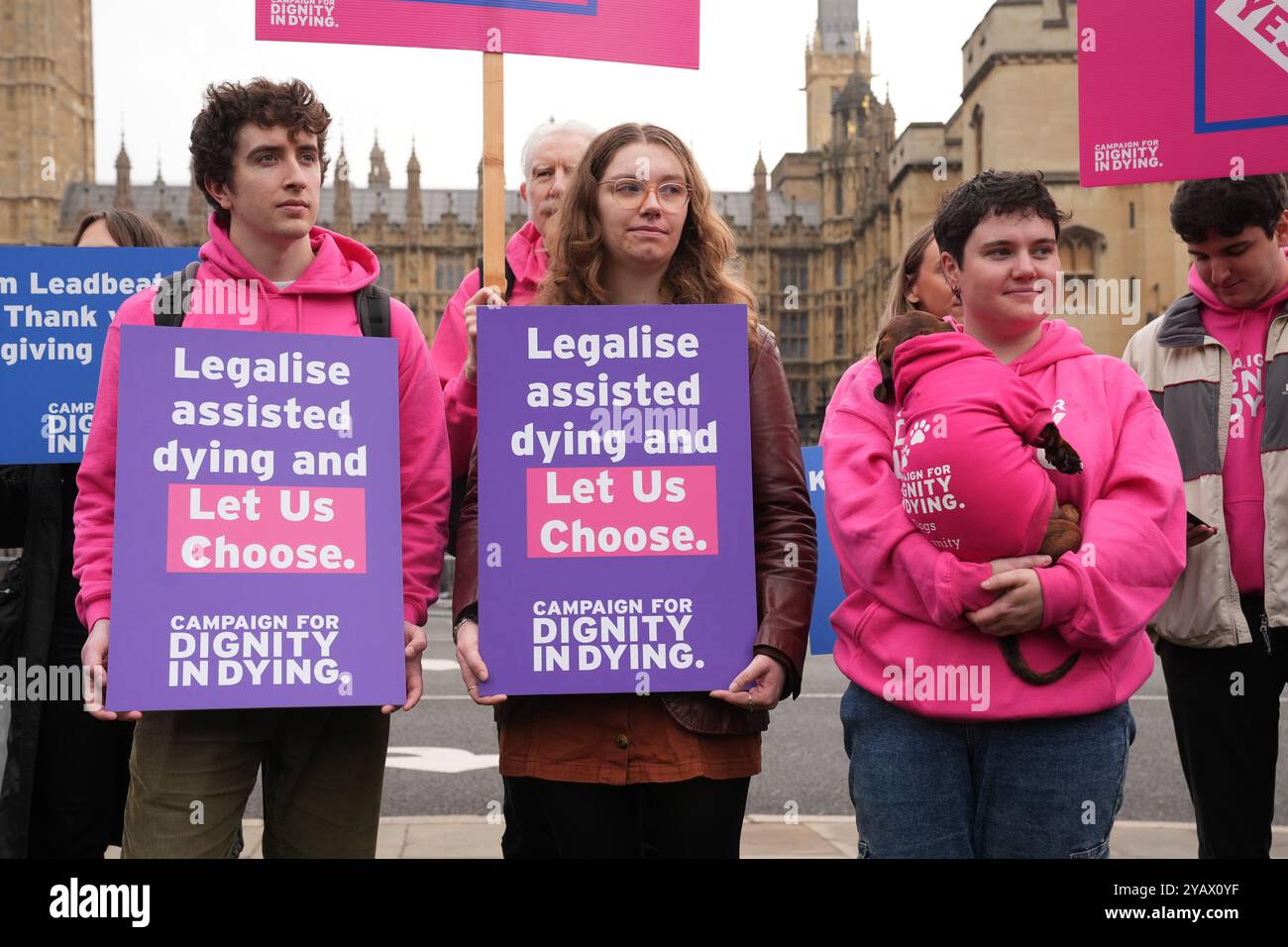 Gli attivisti dignitosi nella morte si riuniscono in Parliament Square, nel centro di Londra, a sostegno della "legge sulla morte assistita”, un disegno di legge per i membri privati, descritto come un'offerta di scelta alla fine della vita, che dovrebbe essere formalmente presentato al Parlamento oggi alla camera dei comuni. Data foto: Mercoledì 16 ottobre 2024. Foto Stock