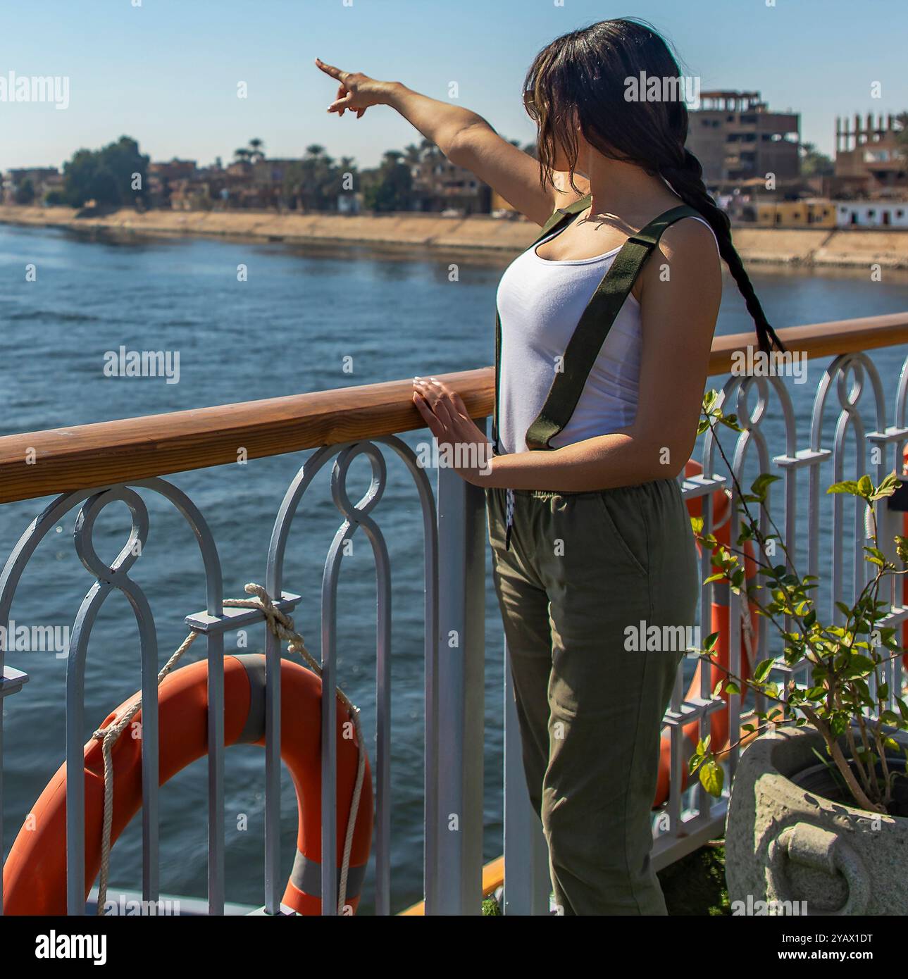 I turisti fuggono dall'ordinario e intraprendono un'avventura mozzafiato sul fiume Nilo. Ammira tramonti mozzafiato, esplora antiche rovine e scopri Foto Stock