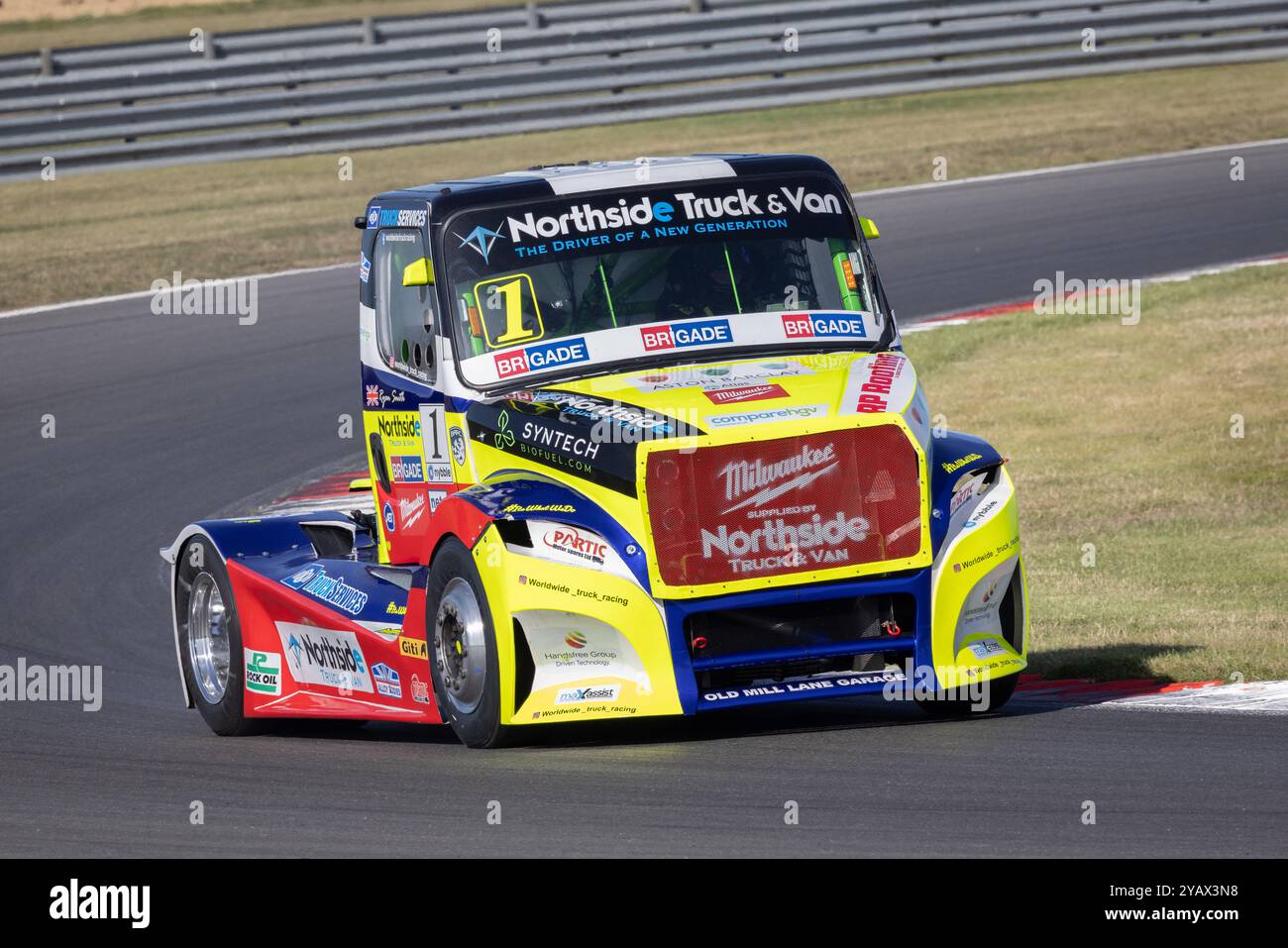 Ryan Smith nel suo Daimler Freightliner durante la gara del 2024 British Truck Racing Championship a Snetterton, Norfolk, Regno Unito Foto Stock