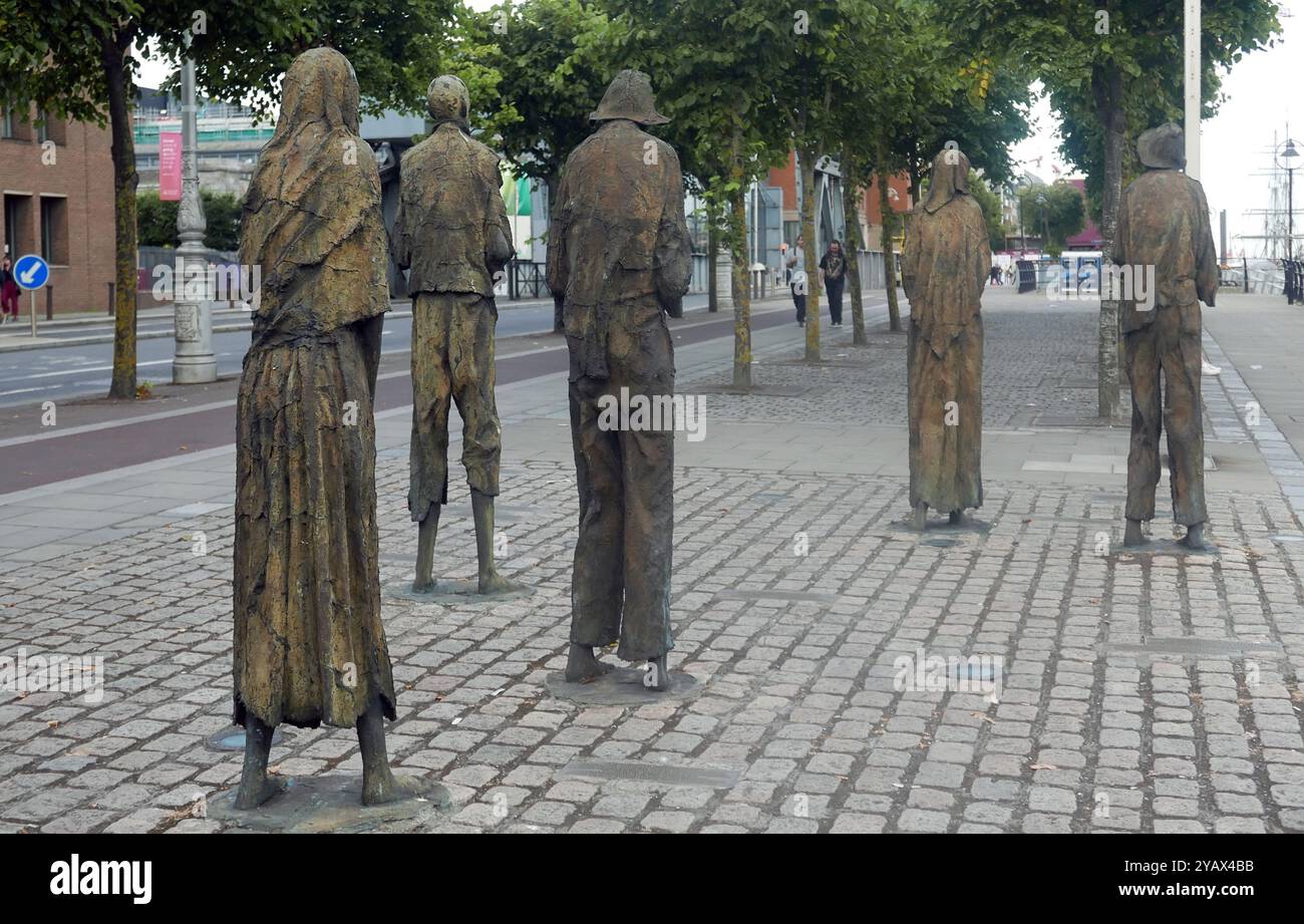 DUBLINO, IRLANDA - 31 LUGLIO 2024: Serie di sculture di Rowan Gillespie in memoria della carestia Foto Stock