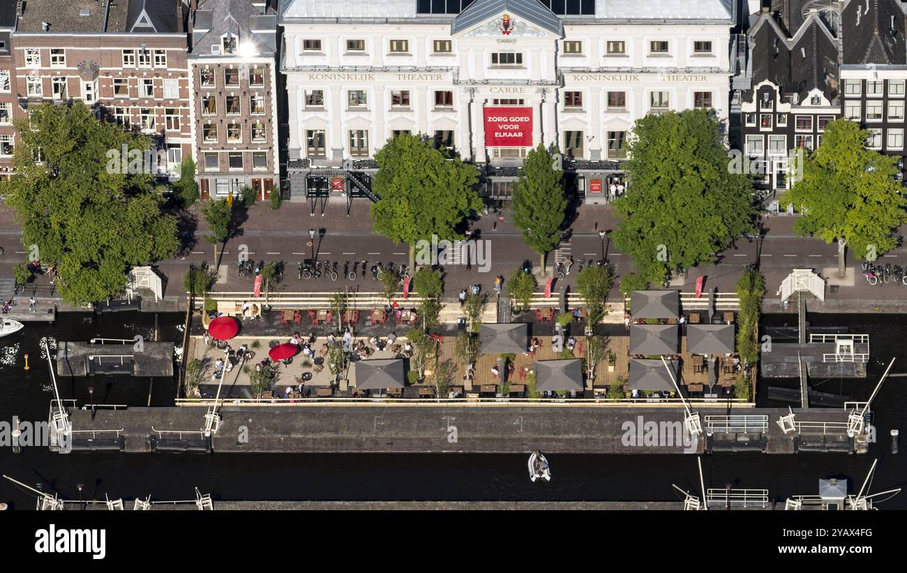 Il Royal Theater CarrÃ© è un teatro di Amsterdam sul fiume Amstel. A causa della crisi della corona, la sezione ristorazione è stata ampliata con una terrazza galleggiante che si trova contro la chiusa di Amstelsluizen. paesi bassi out - belgio out Foto Stock