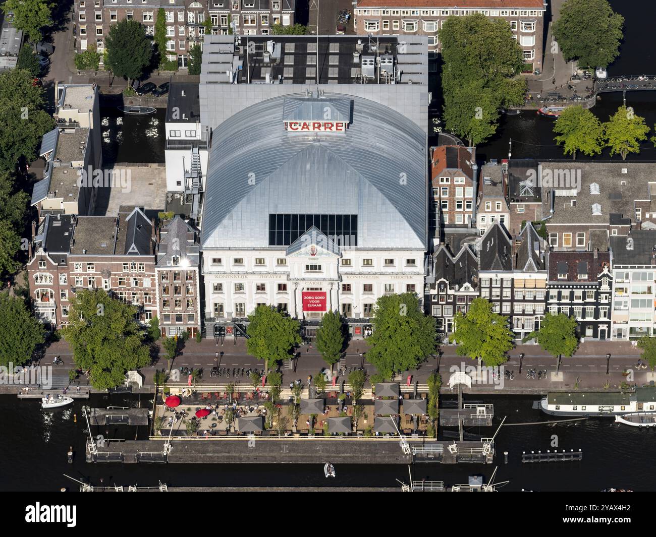 Il Royal Theater CarrÃ© è un teatro di Amsterdam sul fiume Amstel. A causa della crisi della corona, la sezione ristorazione è stata ampliata con una terrazza galleggiante che si trova contro la chiusa di Amstelsluizen. paesi bassi out - belgio out Foto Stock