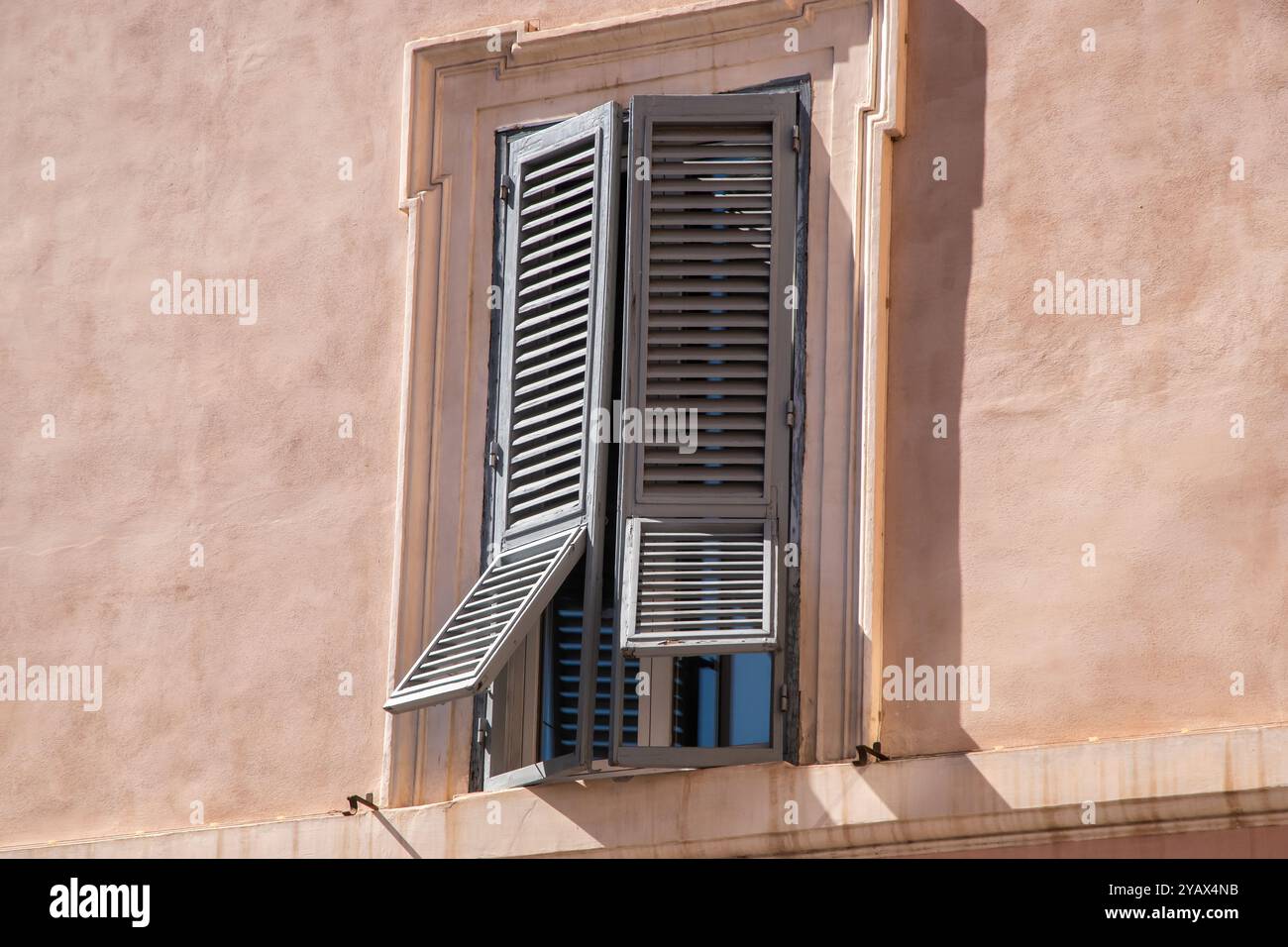 Vecchia finestra sul muro di un bellissimo edificio d'epoca a Roma, in Italia Foto Stock