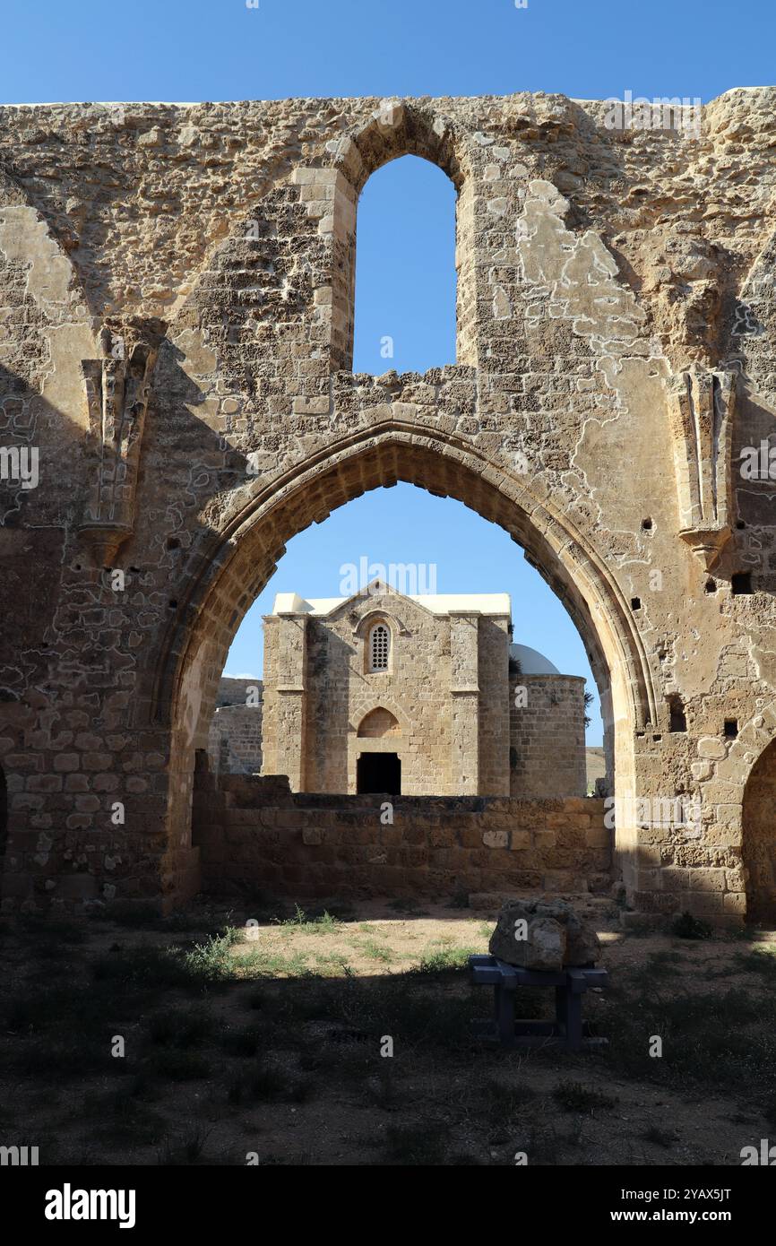 La Chiesa apostolica armena nella città fortificata di Famagosta (Gazimagusa), Repubblica turca di Cipro del Nord, vista dalla Chiesa carmelitana. Costruito Foto Stock