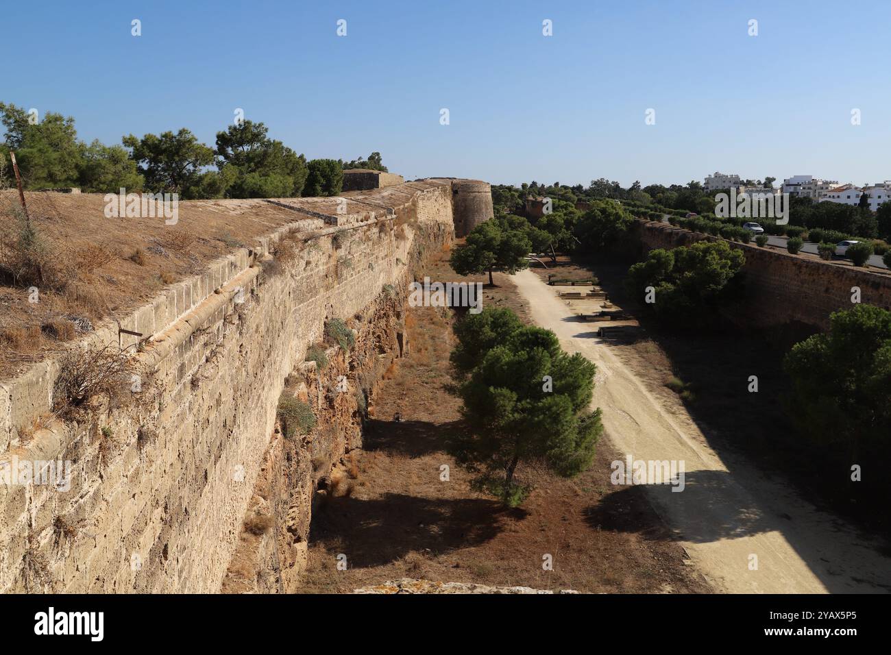 Vista sulle mura del castello. Città fortificata di Famagosta (Gazimagusa) Repubblica turca di Cipro del Nord. Foto Stock