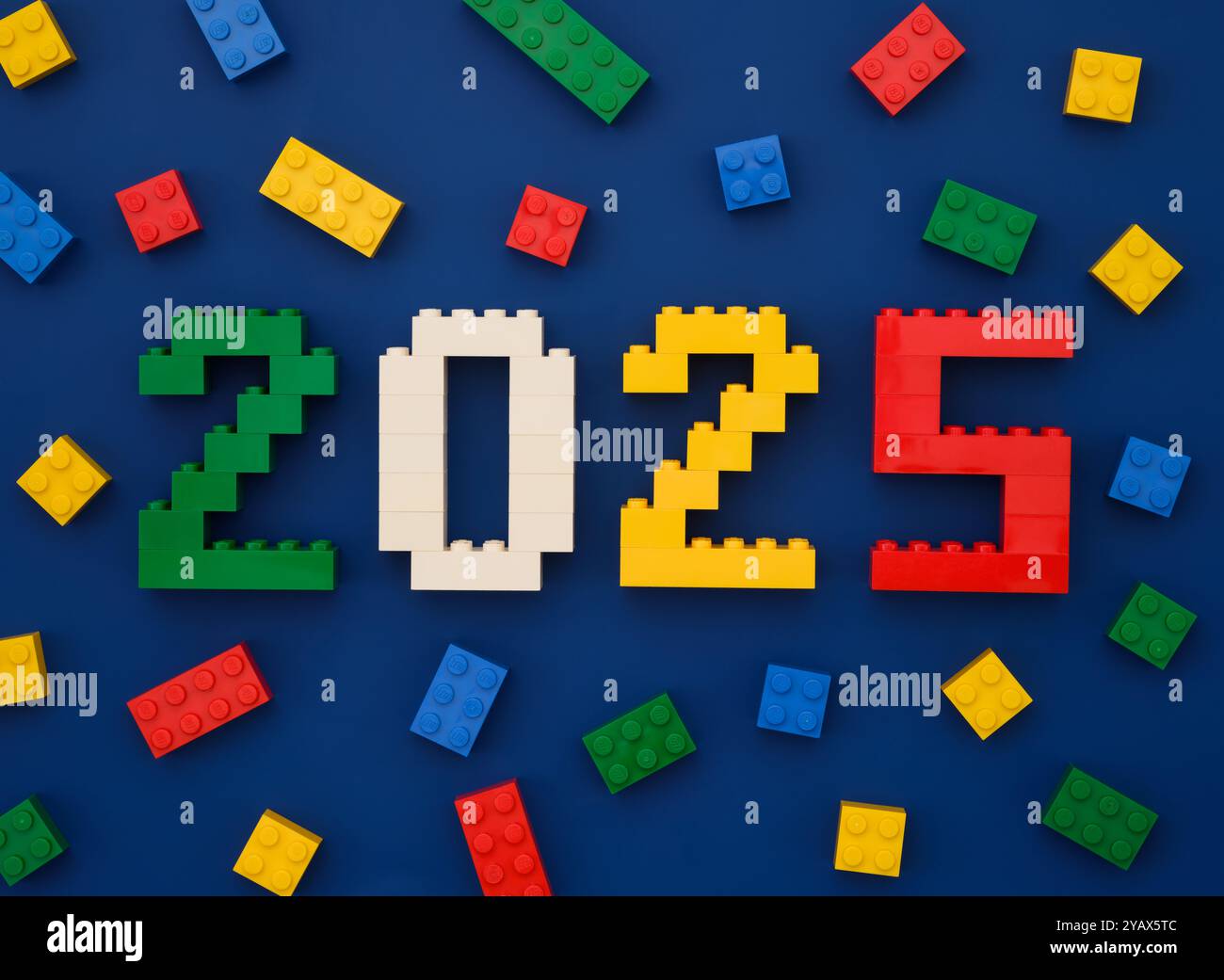 Tambov, Federazione Russa - 13 ottobre 2024 Lego numeri 2025 con alcuni mattoncini Lego su sfondo blu. Foto Stock