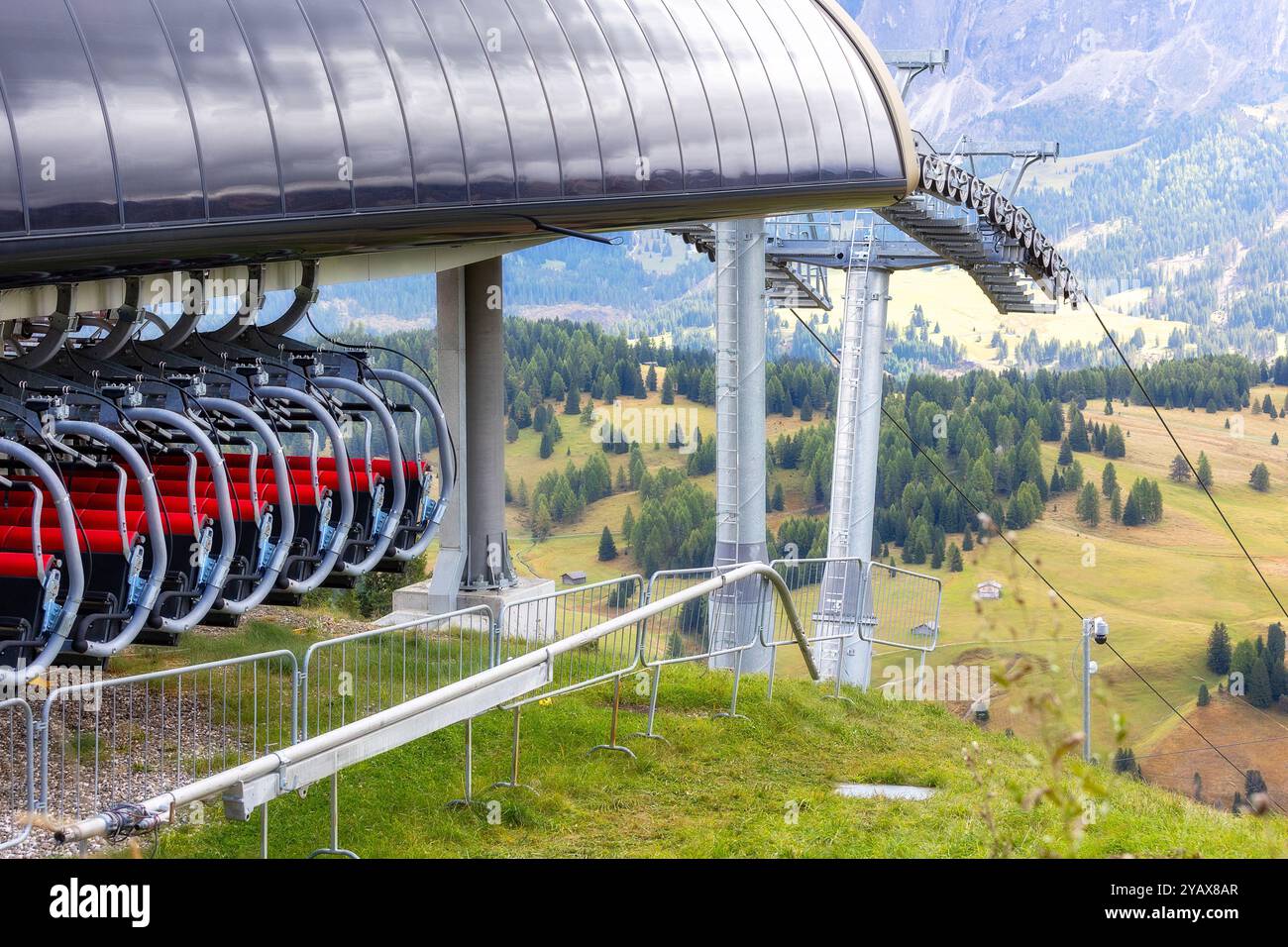 Dolomiti Alpe di Siusi, Italia splendido scenario, paesaggio autunnale con montagne, chalet e seggiovie alla stazione Foto Stock