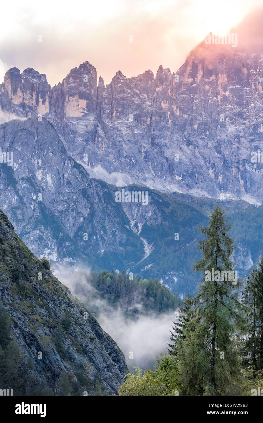 Splendido paesaggio delle Alpi dolomitiche italiane con vista sulle cime all'alba, Italia Foto Stock