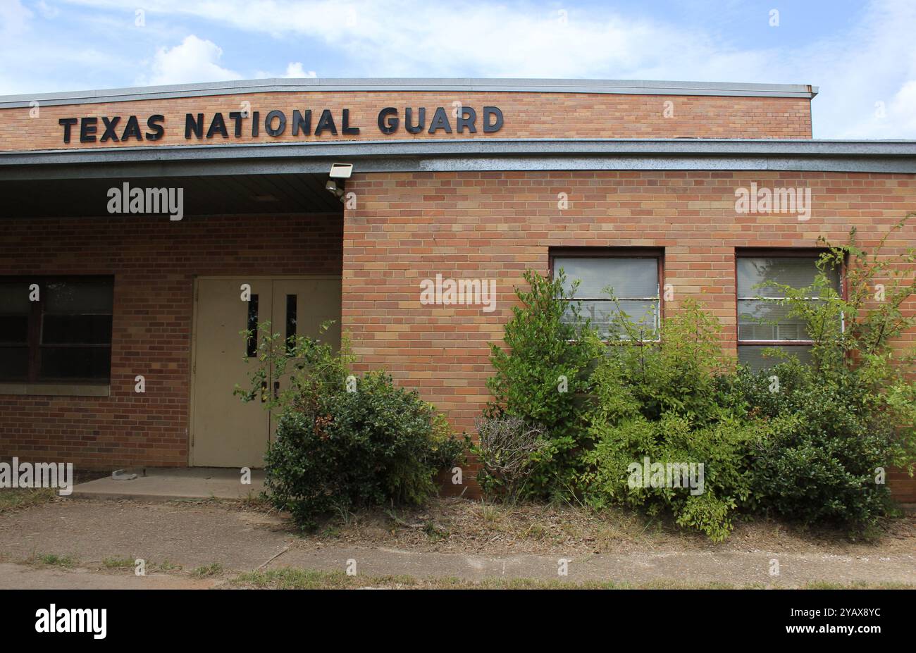 Tyler, Texas - 28 agosto 2024: Armeria abbandonata della Guardia Nazionale del Texas situata a Tyler Texas Foto Stock