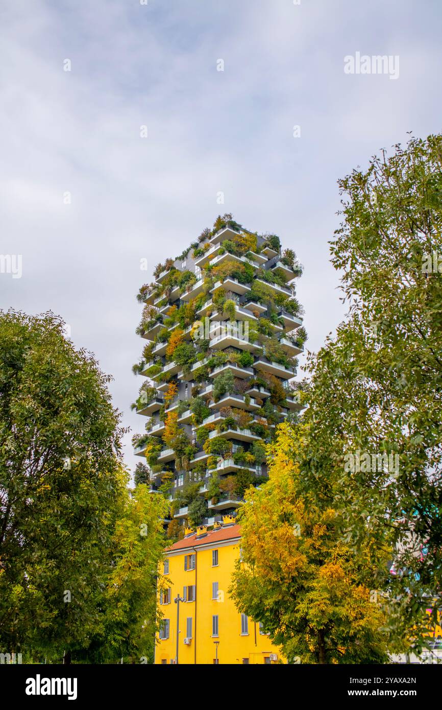 Europa Italia Milano Milano Bosco verticale o Foresta verticale un edificio di lusso con molta vegetazione, architetto Stefano Boerti Foto Stock