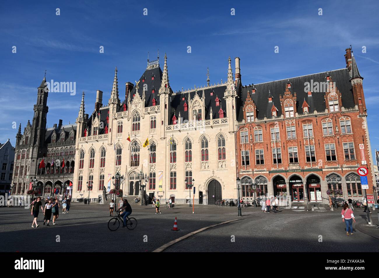 Bruges, Belgio - 28 agosto 2024: Tribunale provinciale (Provinciaal Hof) nella piazza del mercato (Grote Markt) nel centro storico di Bruges (Brugge). Foto Stock