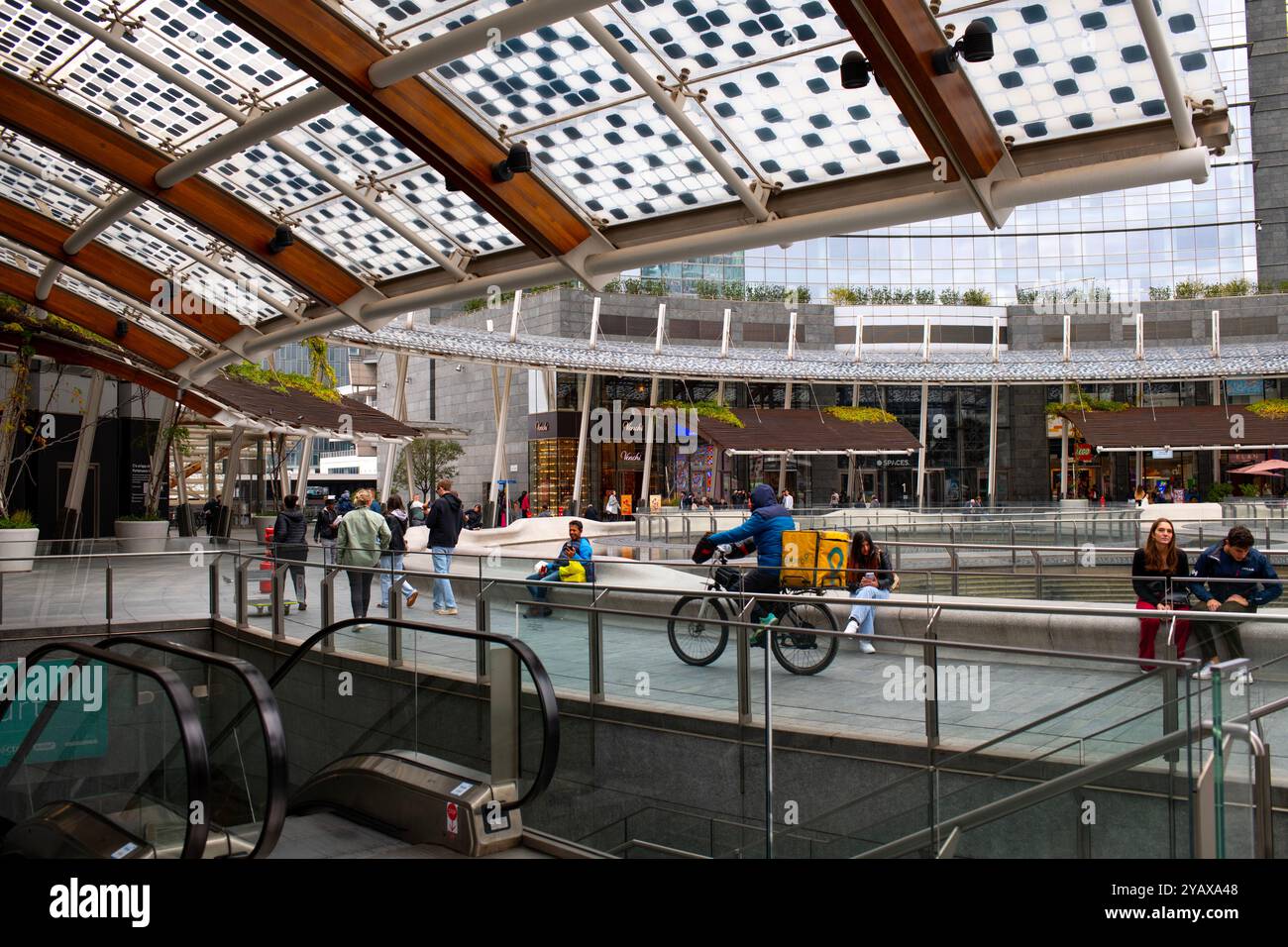 Europa Italia Italia Milano centro direzionale Milano centro commerciale Piazza Gae Aulenti e centro commerciale Foto Stock