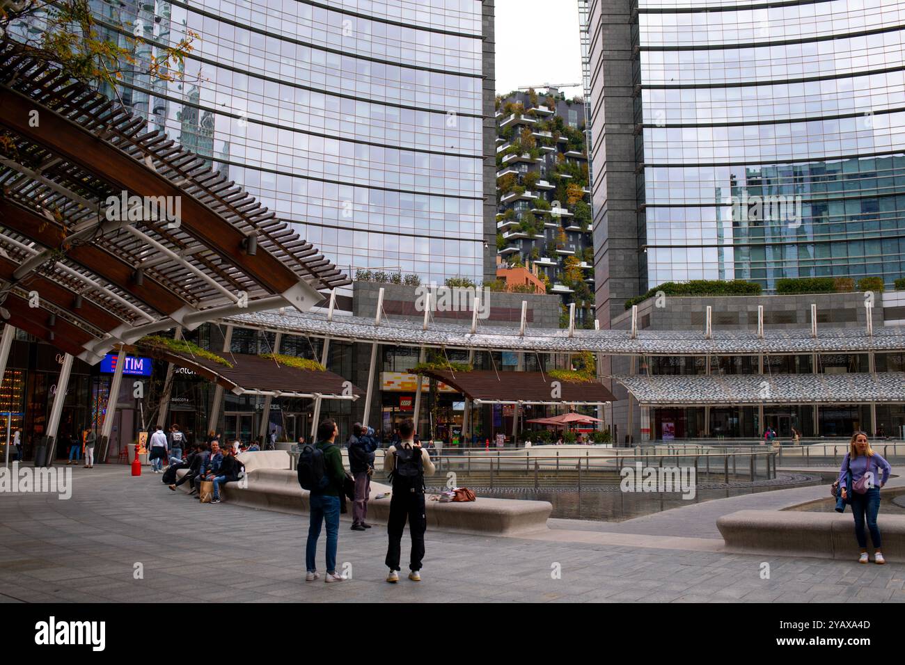 Europa Italia Italia Milano centro direzionale Milano centro commerciale Piazza Gae Aulenti e centro commerciale Foto Stock
