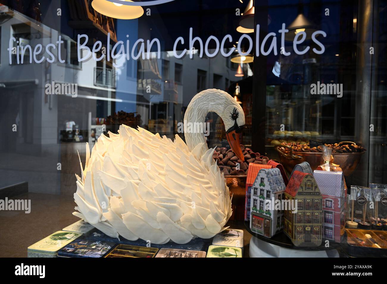 Bruges, Belgio - 29 agosto 2024: Un cigno di cioccolato nella cioccolateria belga nella città vecchia di Bruges Foto Stock