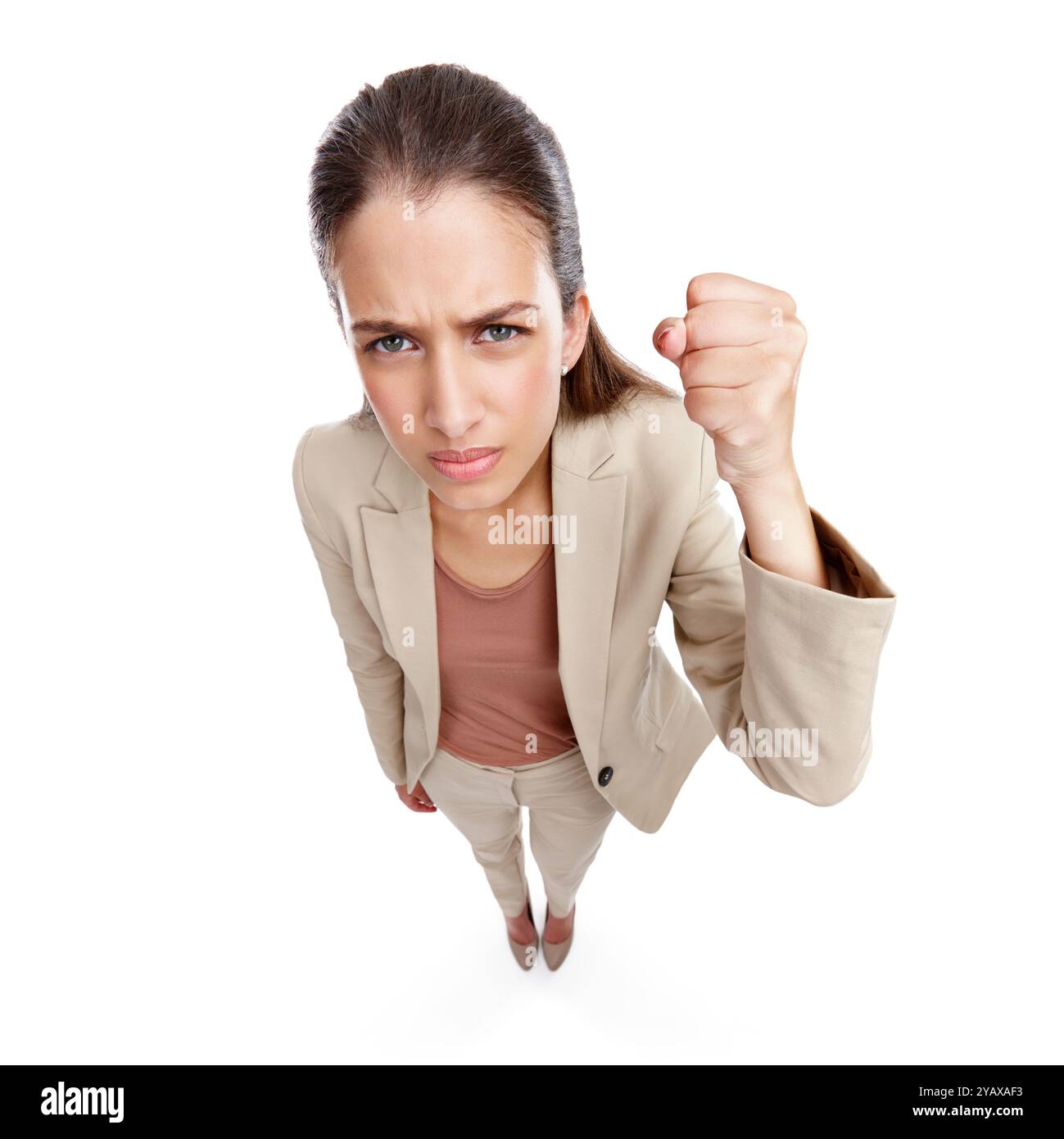 Rabbia, pugno e ritratto di una donna d'affari in studio per autorità, conflitto legale e violazione delle policy. Avviso, sospetto e discriminazione pov con Foto Stock