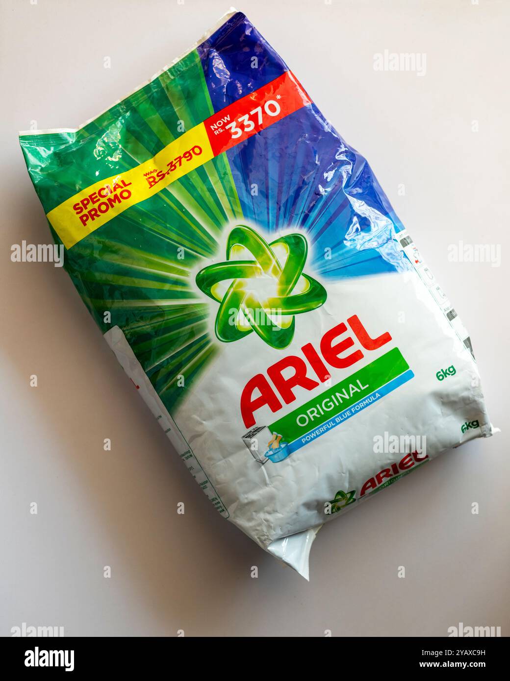 Confezione di polveri per bucato Ariel su sfondo bianco isolato Foto Stock