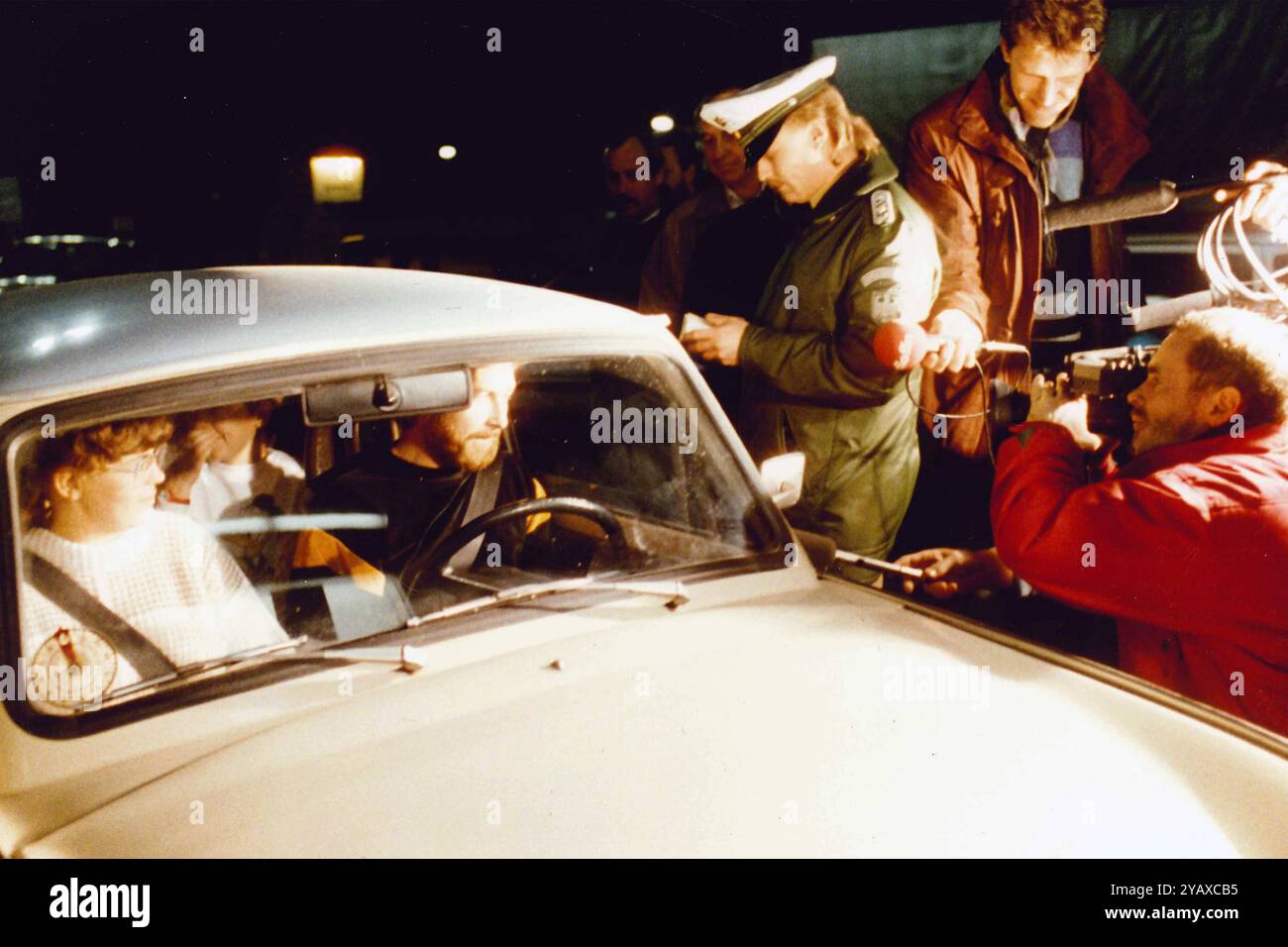 Helmstedt, Marienborn 09.11.1989, Autobahnkontrollpunk, Grenzübergang Helmstedt-Marienborn in Richtung DDR in der Nacht der Grenzöffnung gegen 23,00 Uhr am 09.11.1989 als die ersten DDR Bürger in Richtung Westen kamen, Mauerfall, Zonengrenze, DDR Bürger, *** Helmstedt, Marienborn 09 11 1989, checkpoint autostradale, valico di frontiera Helmstedt Marienborn in direzione della RDT nella notte del confine che si apre intorno alle 23 00 del 09 11 1989 quando i primi cittadini della RDT giunsero ad ovest, caduta del muro, confine della zona, cittadini della RDT, Foto Stock