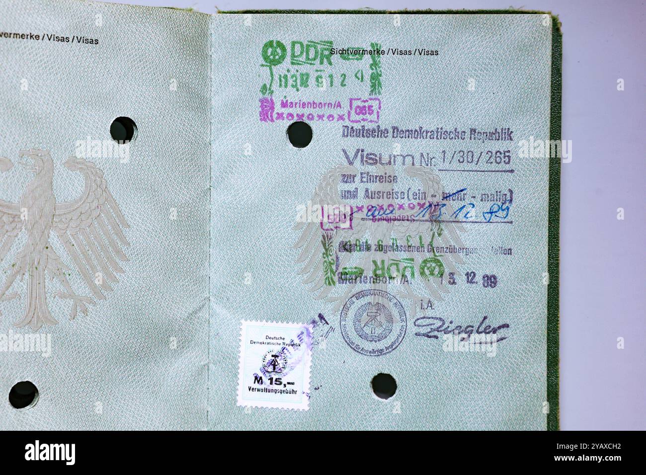 Sachsen-Anhalt, Helmstedt, Gedenkstätte Deutsche Teilung Marienborn, DDR, Grenze, Reisepass Bundesrepublik Deutschland um 1980, Visa Stempel der DDR, *** Sassonia Anhalt, Helmstedt, German Division Memorial Marienborn, RDT, confine, passaporto Repubblica federale di Germania intorno al 1980, visto della RDT, Foto Stock