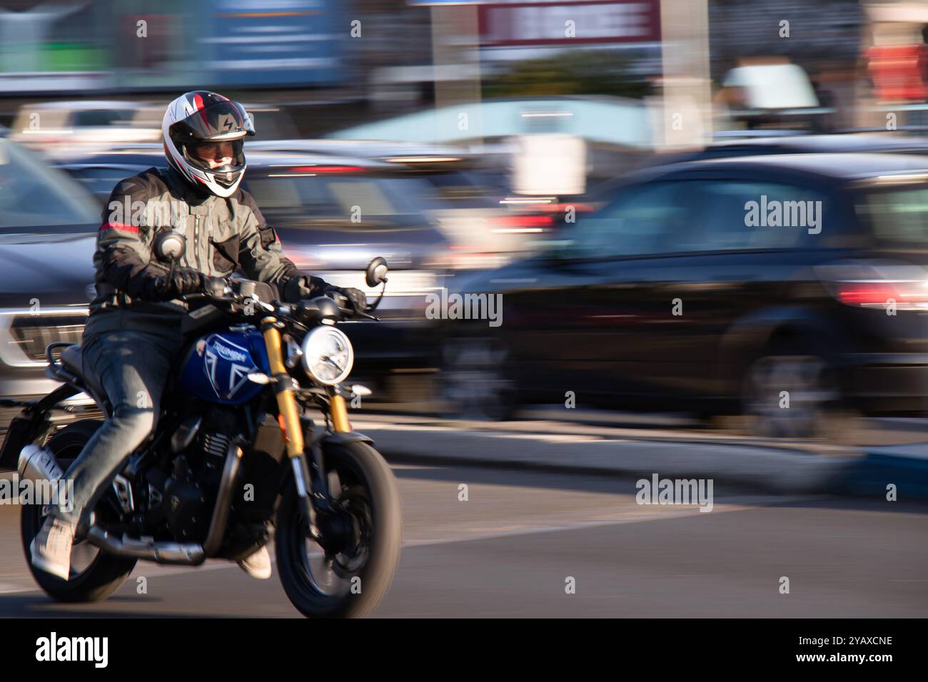 Belgrado, Serbia - 10 ottobre 2024: Giovane motociclista in sella a una motocicletta in una trafficata strada cittadina in una giornata di sole Foto Stock