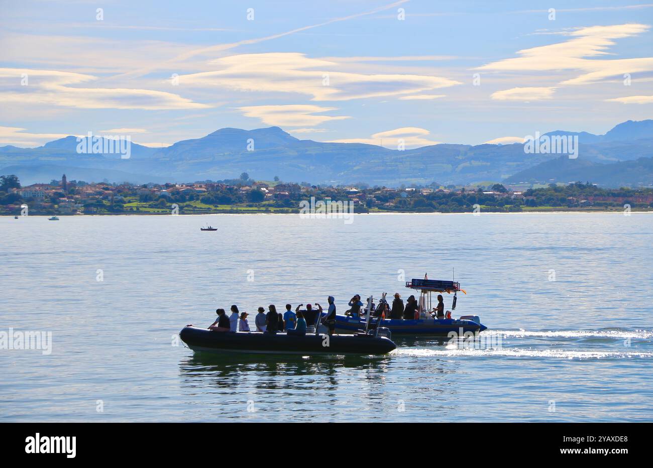 Vista della baia dal centro artistico Botin Centre con due barche gonfiabili a scafo rigido turistiche che passano in una tranquilla mattinata a Santander, Cantabria, Spagna Foto Stock