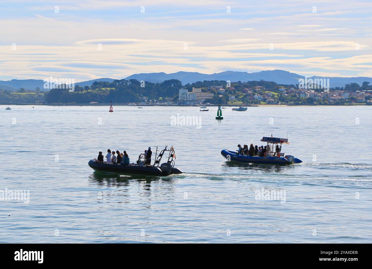 Vista della baia dal centro artistico Botin Centre con due barche gonfiabili a scafo rigido turistiche che passano in una tranquilla mattinata a Santander, Cantabria, Spagna Foto Stock