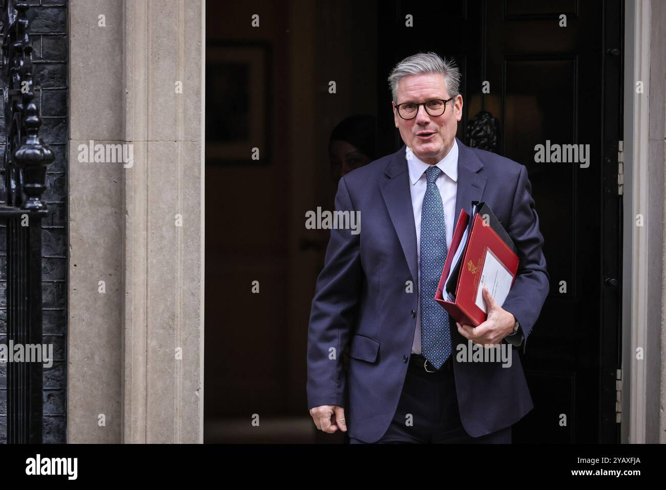 Londra, Regno Unito. 16 ottobre 2024. Sir Keir Starmer, primo ministro del Regno Unito, deputato per Holborn e St Pancras esce al 10 di Downing Street a Westminster per partecipare ai PMQ in Parlamento. Crediti: Imageplotter/Alamy Live News Foto Stock