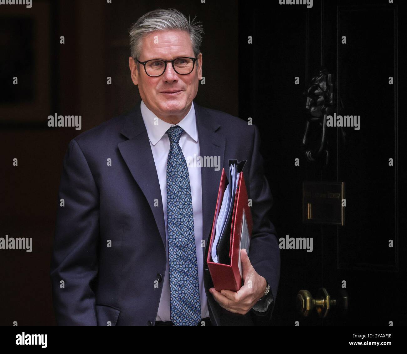 Londra, Regno Unito. 16 ottobre 2024. Sir Keir Starmer, primo ministro del Regno Unito, deputato per Holborn e St Pancras esce al 10 di Downing Street a Westminster per partecipare ai PMQ in Parlamento. Crediti: Imageplotter/Alamy Live News Foto Stock