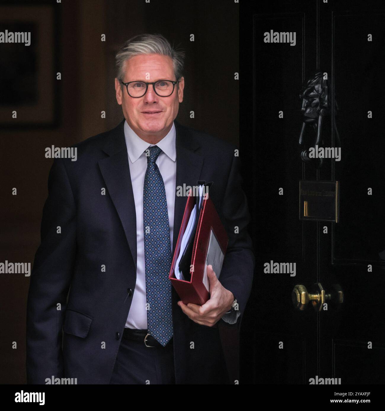 Londra, Regno Unito. 16 ottobre 2024. Sir Keir Starmer, primo ministro del Regno Unito, deputato per Holborn e St Pancras esce al 10 di Downing Street a Westminster per partecipare ai PMQ in Parlamento. Crediti: Imageplotter/Alamy Live News Foto Stock