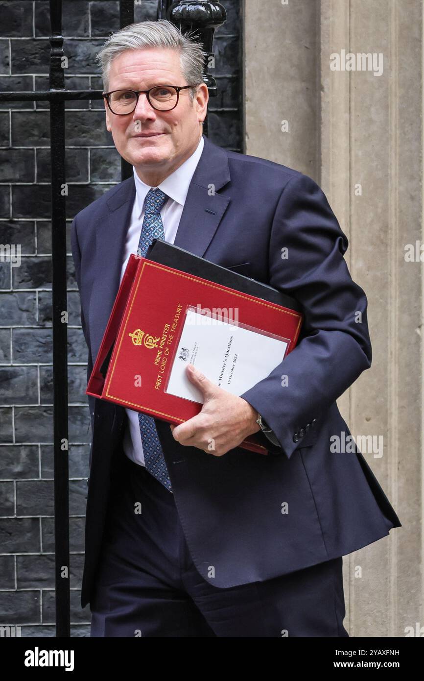 Londra, Regno Unito. 16 ottobre 2024. Sir Keir Starmer, primo ministro del Regno Unito, deputato per Holborn e St Pancras esce al 10 di Downing Street a Westminster per partecipare ai PMQ in Parlamento. Crediti: Imageplotter/Alamy Live News Foto Stock