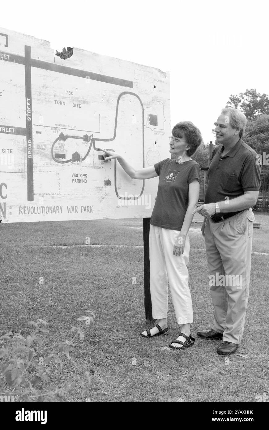 Coppia caucasica senior (55-60 anni) in visita al Parco della Guerra d'indipendenza a Camden, Carolina del Sud, Stati Uniti. Foto Stock
