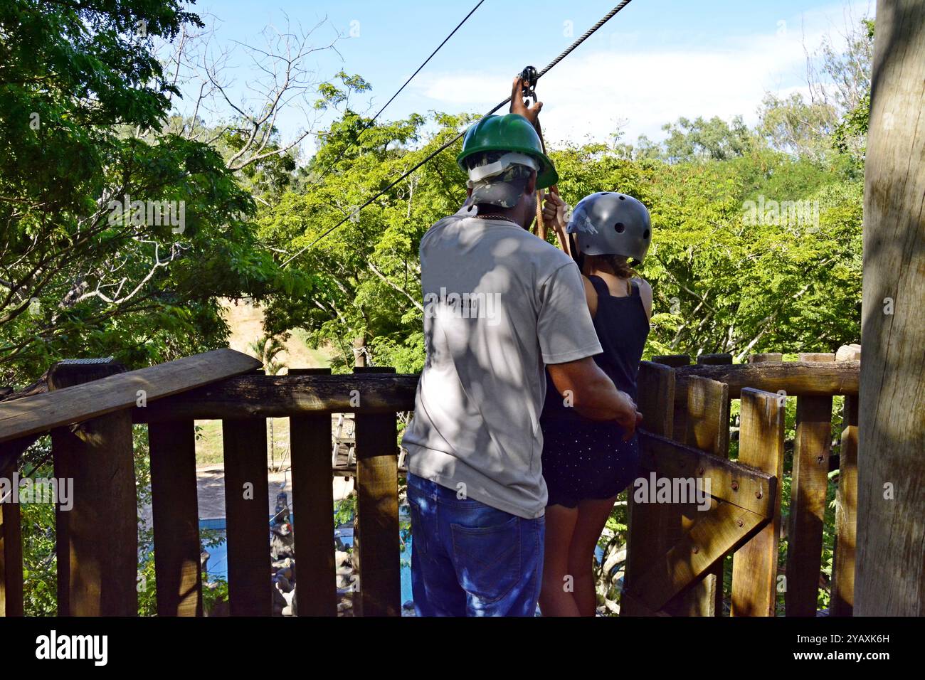 Istruttore di zipline con guida turistica per la discesa. Foto Stock