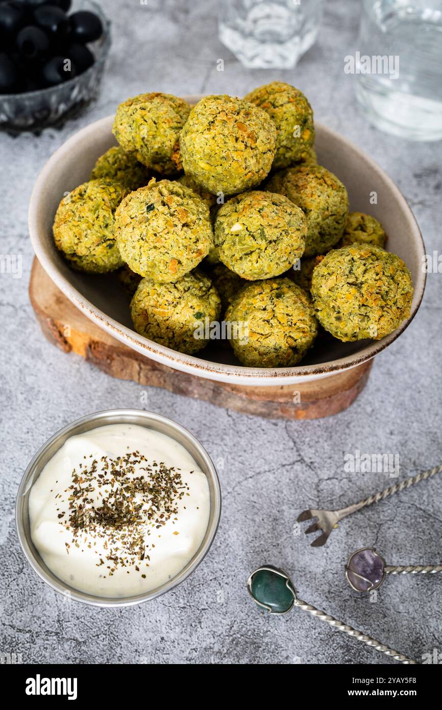 Una ciotola ripiena di falafel fatto in casa, appena cucinato, servito e pronto da mangiare. Foto Stock