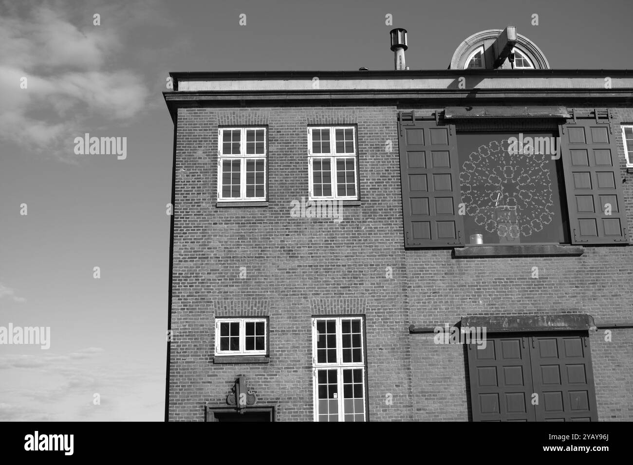Architettura, edificio e chiesa d'epoca in bianco e nero per la religione, il luogo di culto e il design della fede. Pareti in mattoni, finestre e struttura di Foto Stock
