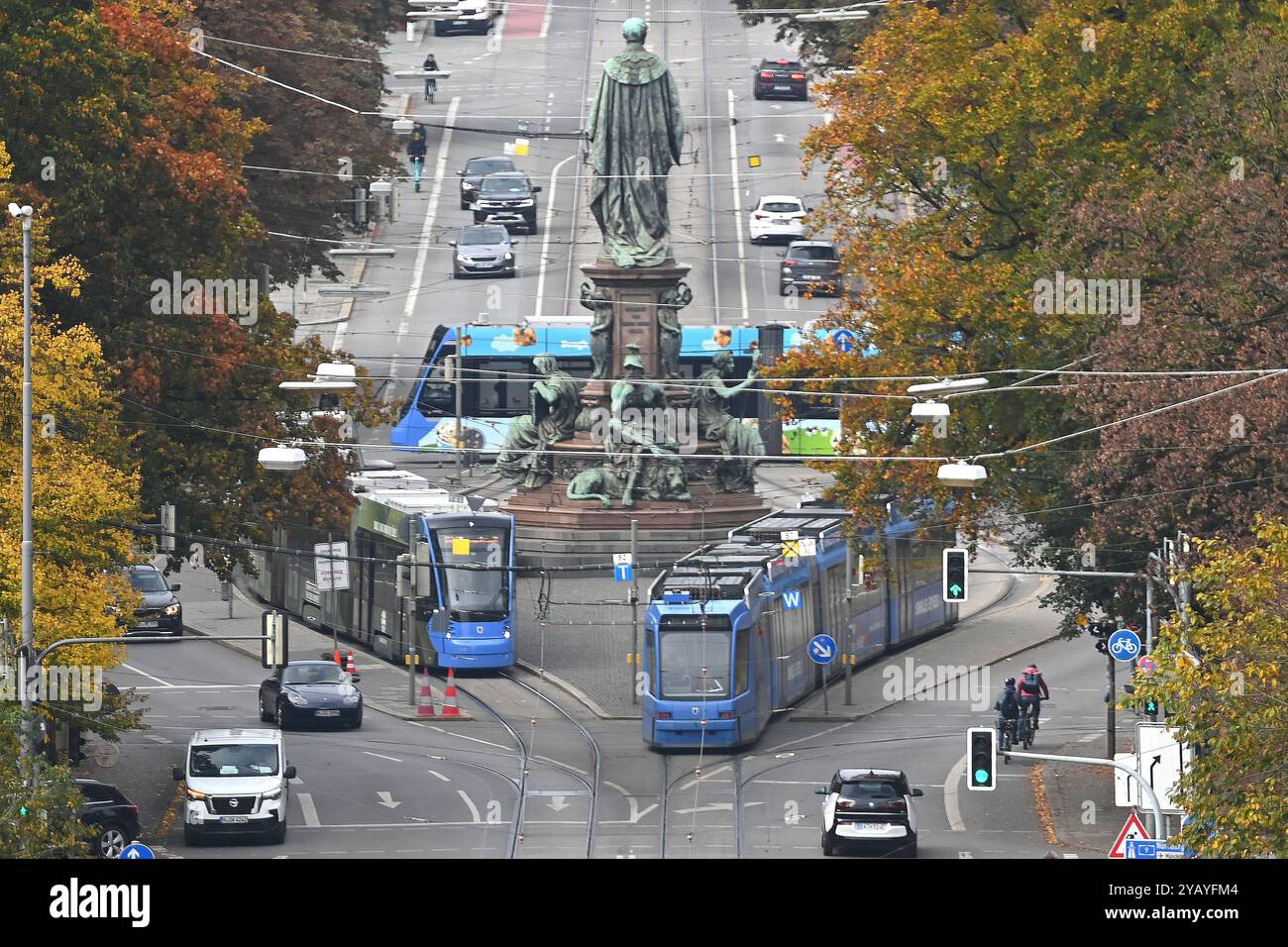 Stadt Muenchen,Blick in Die Maximilianstrasse,Skyline,silhouette,Altbau,Altbauwohnung,Immobiiie,Metropole,Immobilienpreise,Immobilien,Stadtmitte,Zentrum,Fassaden,Fassade,Gebaeude,Haeuser,Lage,Stadtlag,Innenstadt,Stadtzentrum,Stadtzentrum,Statue Stadtanht. Tram,Strassenbahn *** città di Monaco,vista sulla Maximilianstrasse,skyline,silhouette,vecchio edificio,appartamento vecchio edificio,immobiliare,metropoli,prezzi immobiliari,immobili,centro,facciate,edificio,case,posizione,posizione,centro città,statua vista città tram,tram Foto Stock