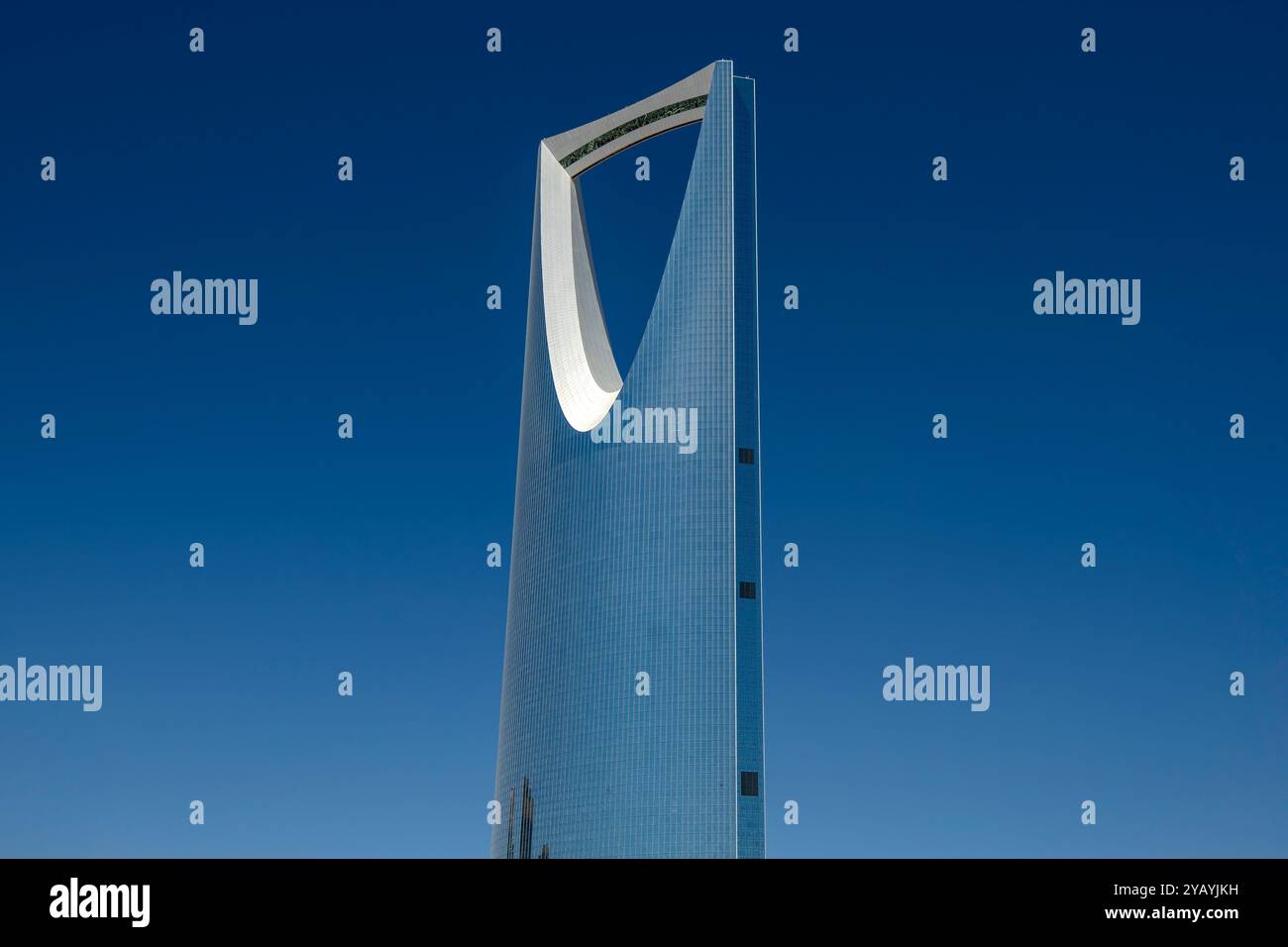 Mamlaka Tower, kingdom Tower nella capitale riyadh, Arabia Saudita. vibrazioni mattutine con cielo limpido. Foto Stock