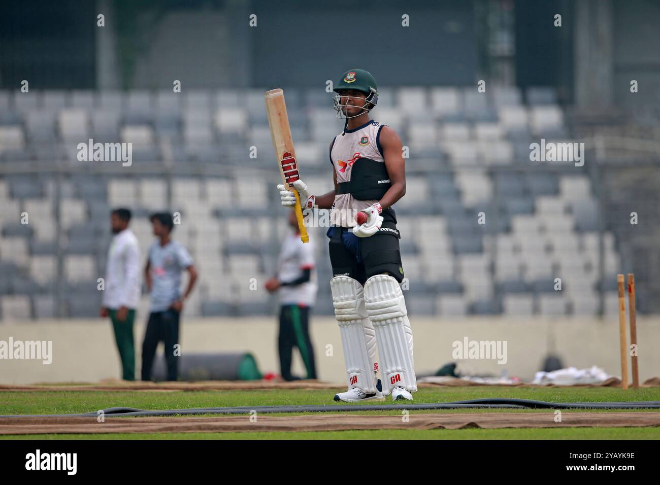 Hasan Mahmud (R) mentre la squadra del Bangladesh ha iniziato ad allenarsi prima della serie di test casalinghi per due partite contro il Sudafrica al Sher-e-Bangla National di Mirpur Foto Stock